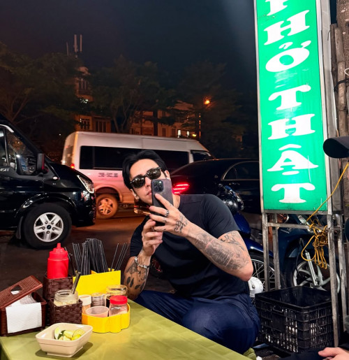 DPR Ian thưởng thức phở