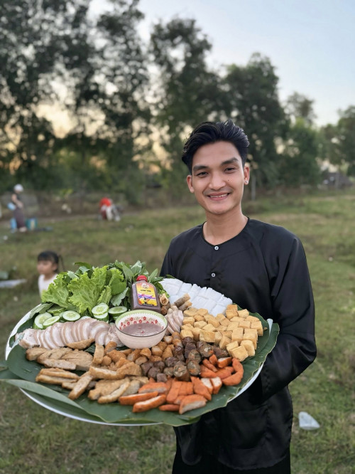 Mắc Văn Khoa trong không gian làm việc.