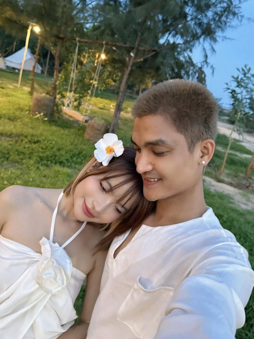 Mắc Văn Khoa bên gia đình.