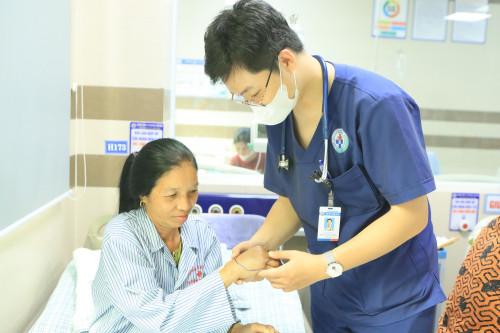 Bác sĩ cấp cứu cho bệnh nhân