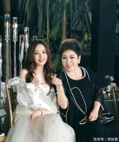 Mẹ chồng 1 showbiz