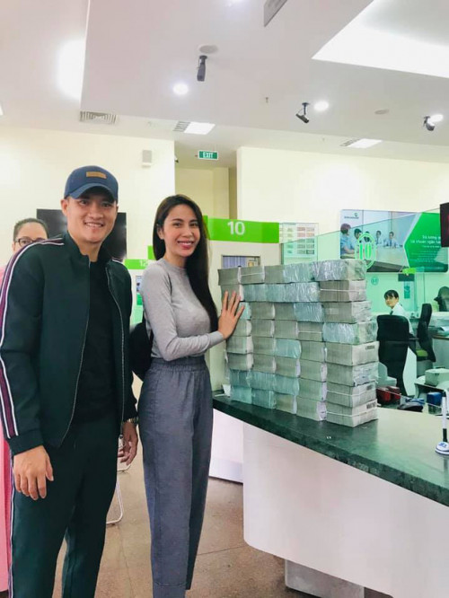 Dấu hiệu kỷ lạ của vợ chồng Thủy Tiên - Công Vinh - Ảnh 1.