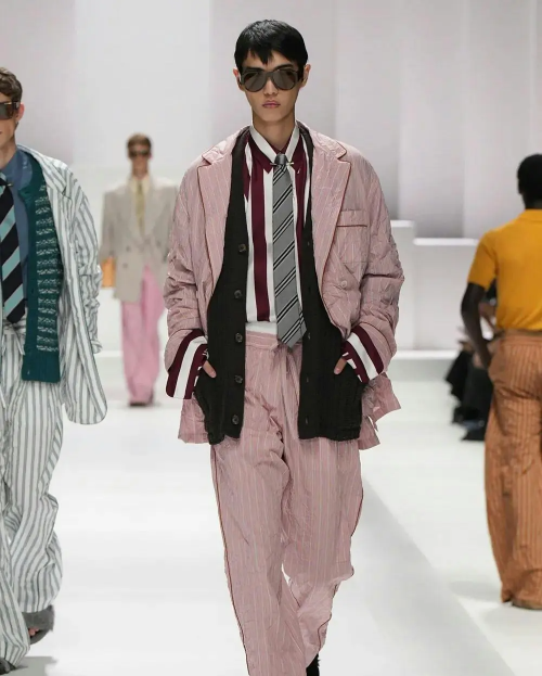 Dàn trai trắng mặc pyjama
