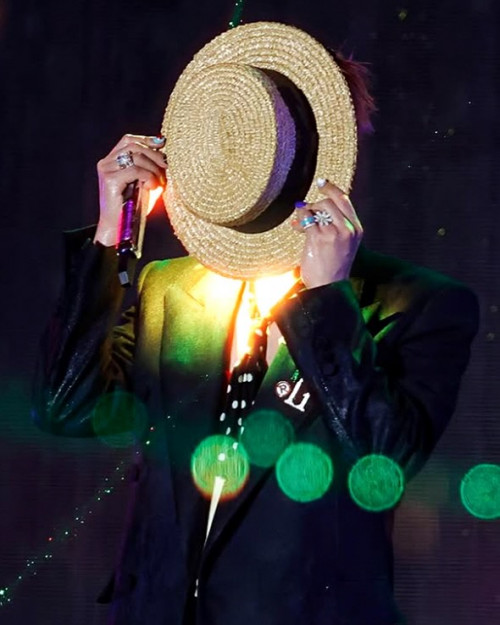 G-Dragon biểu diễn
