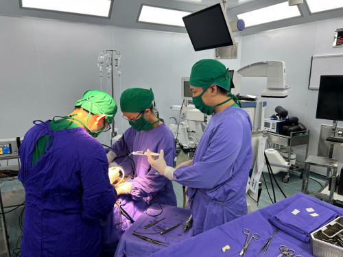 Kíp bác sĩ Bệnh viện ĐK tỉnh Quảng Ninh thực hiện lấy dị vật và xử trí tổn thương não.