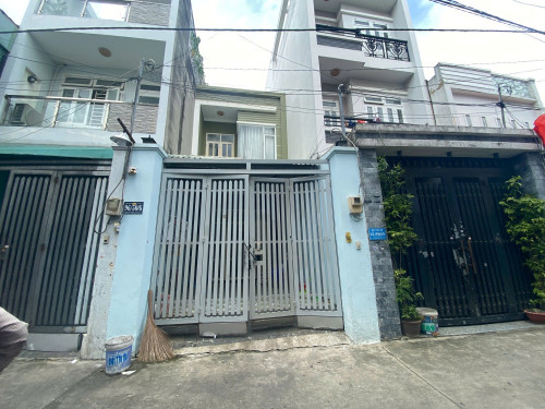 Cánh cổng sắt bị giật bung bản lề đã được gắn lại.