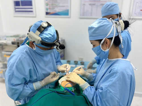Cô gái 22 tuổi cắt mí