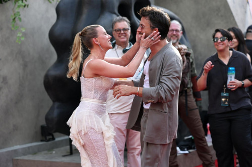 Scarlett Johansson và Jonathan Bailey
