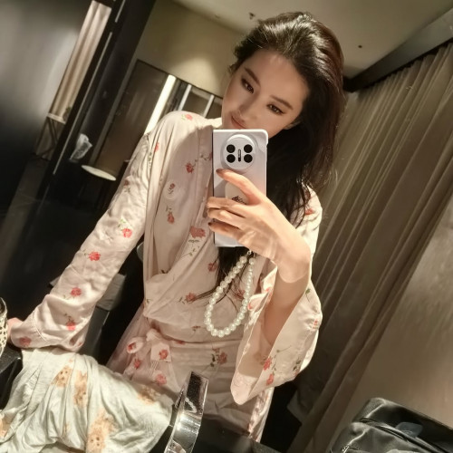 Lưu Diệc Phi bất ngờ tung bức ảnh khiến cả xứ tịnh dần mất ngực- Ảnh 1.