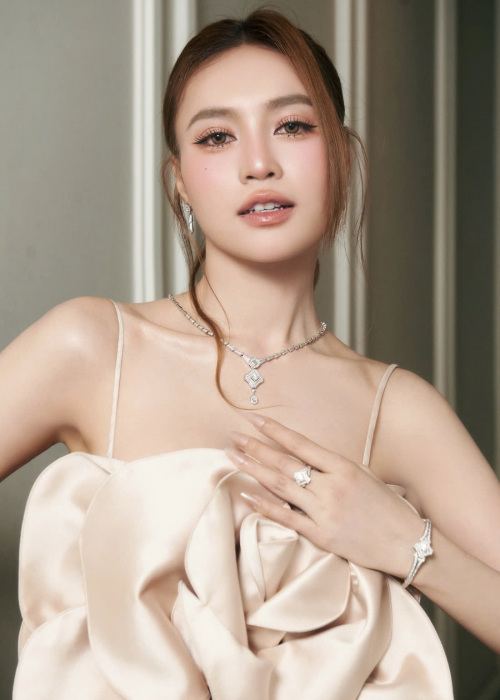 Lan Ngọc gây chú ý