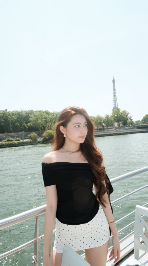 MC Quyền Linh và 2 con gái tại Pháp