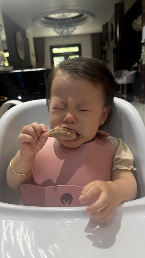 Phương Oanh khoe biểu cảm đáng yêu của con gái khi ăn.