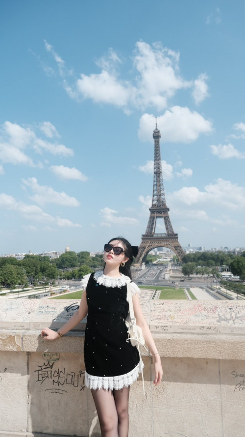 MC Quyền Linh và 2 con gái tại Pháp