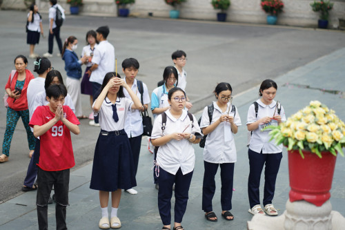 Học sinh cầu may