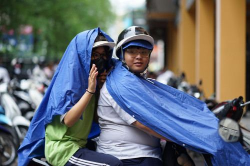 Phụ huynh và học sinh tại chùa