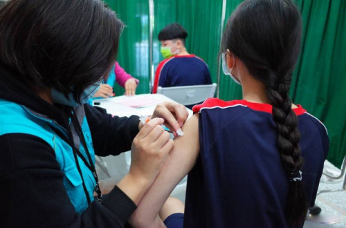 Tại sao vắc xin HPV không được khuyến nghị tiêm sau tuổi 45?- Ảnh 2.