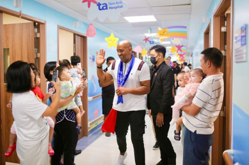 Dàn sao "Man Đỏ" thăm Bệnh viện Tâm Anh- Ảnh 3.