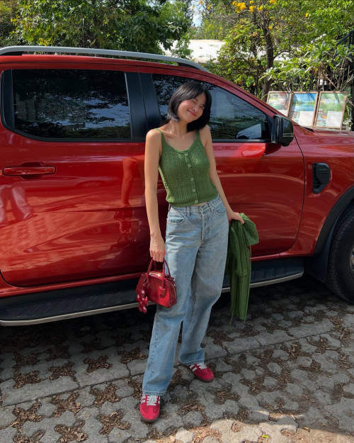 Quần jeans rât đơn giản nhưng sao Việt lại khéo mặc theo 10 cách long lanh, sang chảnh- Ảnh 2.