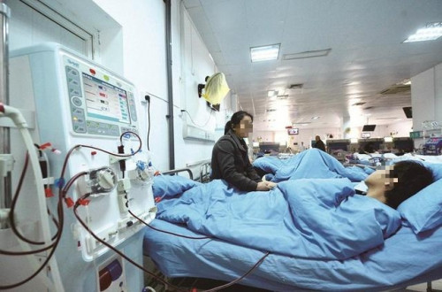 Chàng trai 21 tuổi đã suy thận suýt mất mạng bởi 4 kiểu ăn uống người trẻ thường cho là 'khoái khẩu' - Ảnh 1.
