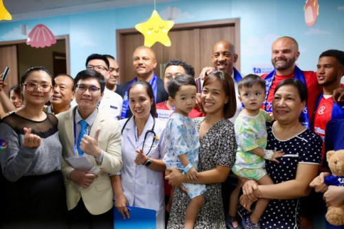 Dàn sao "Man Đỏ" thăm Bệnh viện Tâm Anh- Ảnh 1.