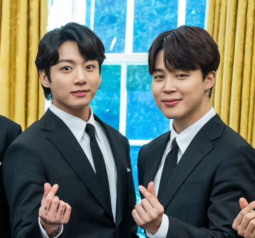 Jimin và Jungkook trên chuyến bay đến Đà Nẵng