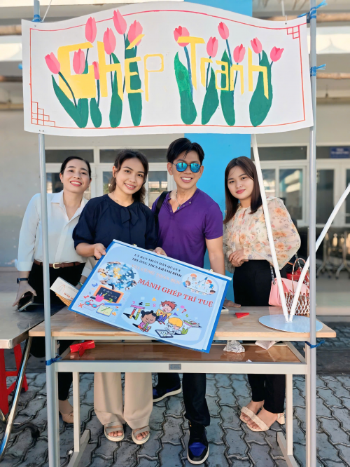 Mai Tuấn và các thầy cô giáo.