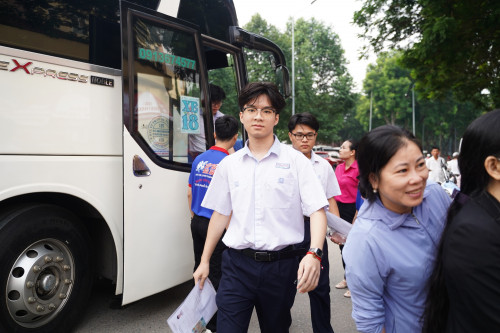 Thi tốt nghiệp THPT buổi đầu tiên: Bắt đầu giở làm bài môn Văn kiểu mới, chạm đến tình trạng đón đợi!