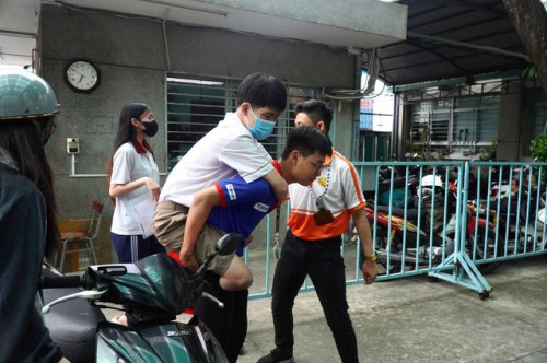 Thi tốt nghiệp THPT buổi đầu tiên: Bắt đầu giở làm bài môn Văn kiểu mới, chạm đến tình trạng đón đợi!