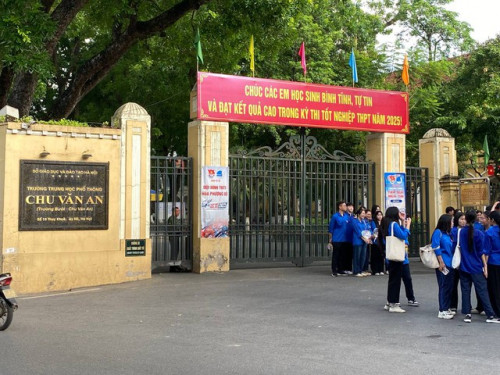 Thi tốt nghiệp THPT buổi đầu tiên: Bắt đầu giở làm bài môn Văn kiểu mới, chạm đến tình trạng đón đợi!