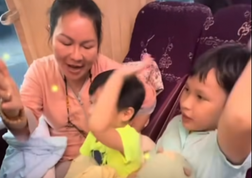 Ngọc Tiên cùng hai con trai làm từ thiện.