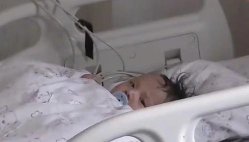 Bé gái 5 tháng tuổi đến viện với chiếc bụng to, bác sĩ kinh hoàng khi biết việc bé bắt đầu ăn dặm từ lúc mới sinh 3 ngày.