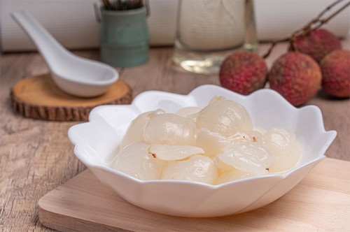 Sử dụng không quá 10 quả vải luộc mỗi ngày sẽ phát huy nhiều tác dụng cho cơ thể.