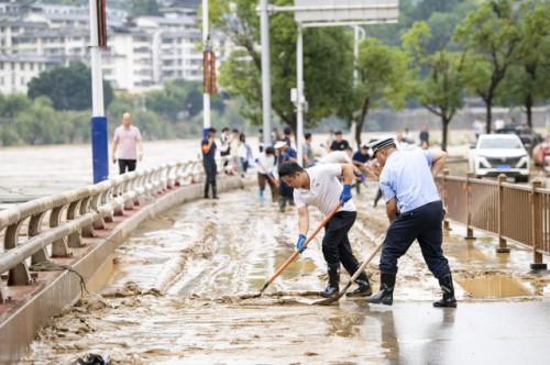 Người dân dọn dẹp sau lũ