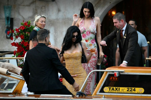 Kendall và Kylie Jenner
