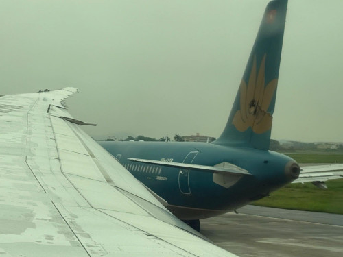 VIDEO: Hai máy bay va chạm tại sân bay Nội Bài - Ảnh 1.