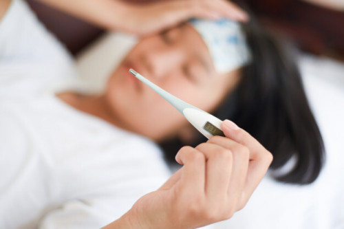 Sốt sau khi tiêm vắc xin HPV có đáng lo không, khi nào cần gặp bác sĩ?- Ảnh 2.