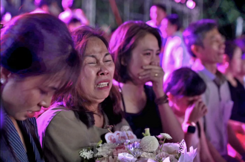 Mẹ xúc động khi Hà Trúc Linh đăng quang.