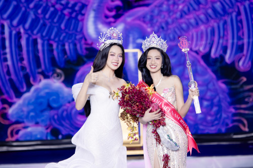 Hà Trúc Linh nhận sash từ Hoa hậu Thanh Thúy