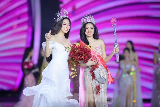 Hà Trúc Linh trong giây phút đăng quang.