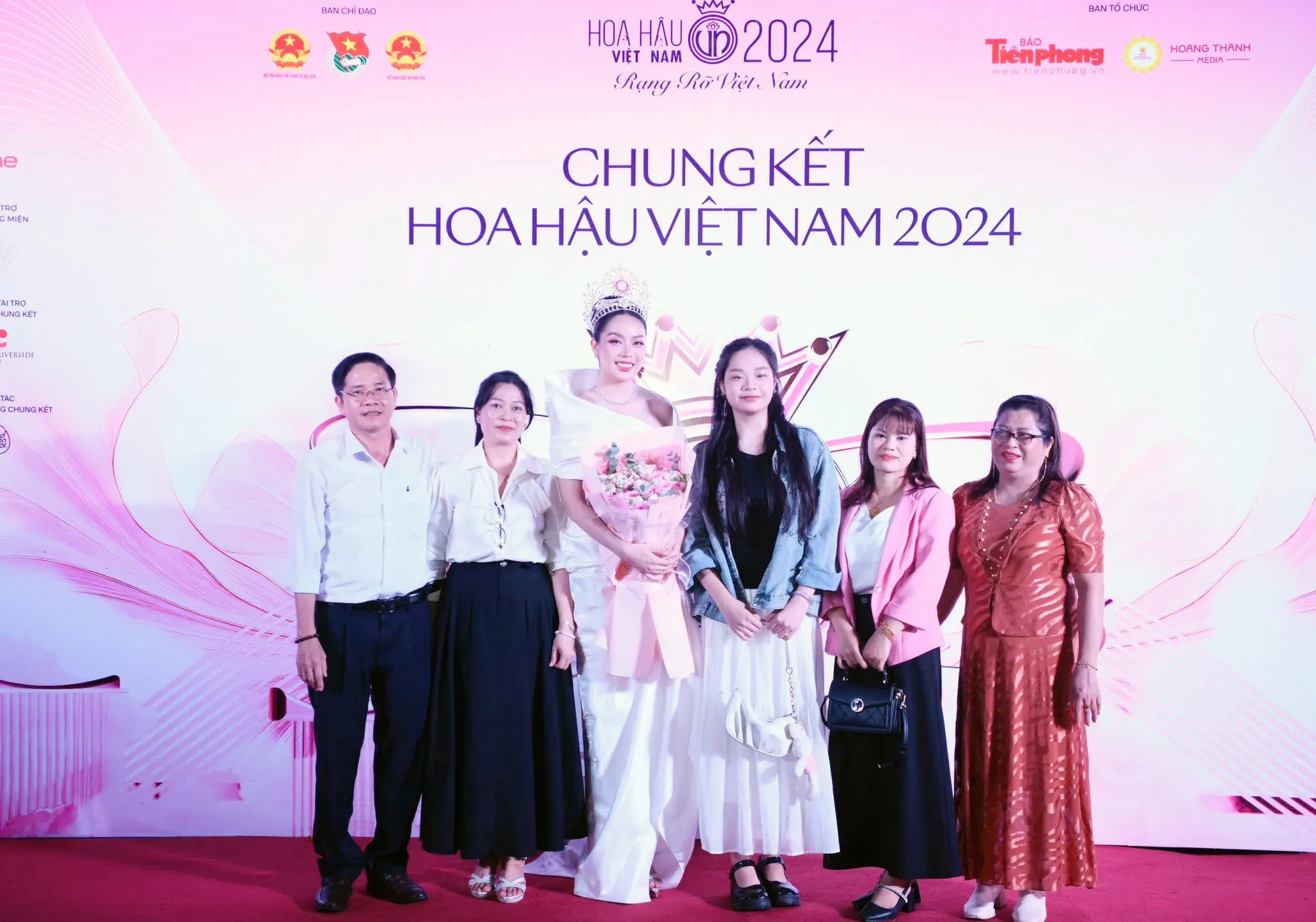 Hoa hậu Thanh Thúy đọ sắc hai á hậu trong ngày cuối niệm kỷ