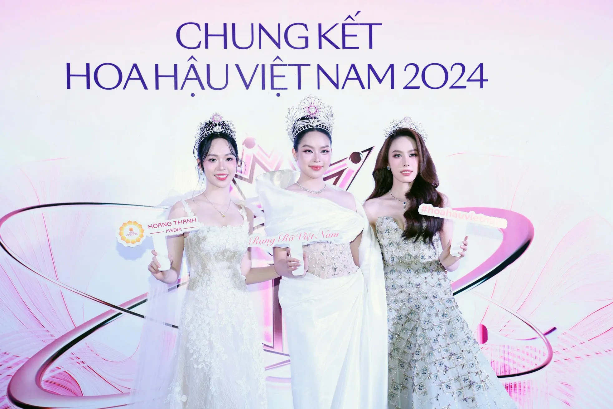 Hoa hậu Thanh Thúy đọ sắc hai á hậu trong ngày cuối niệm kỷ