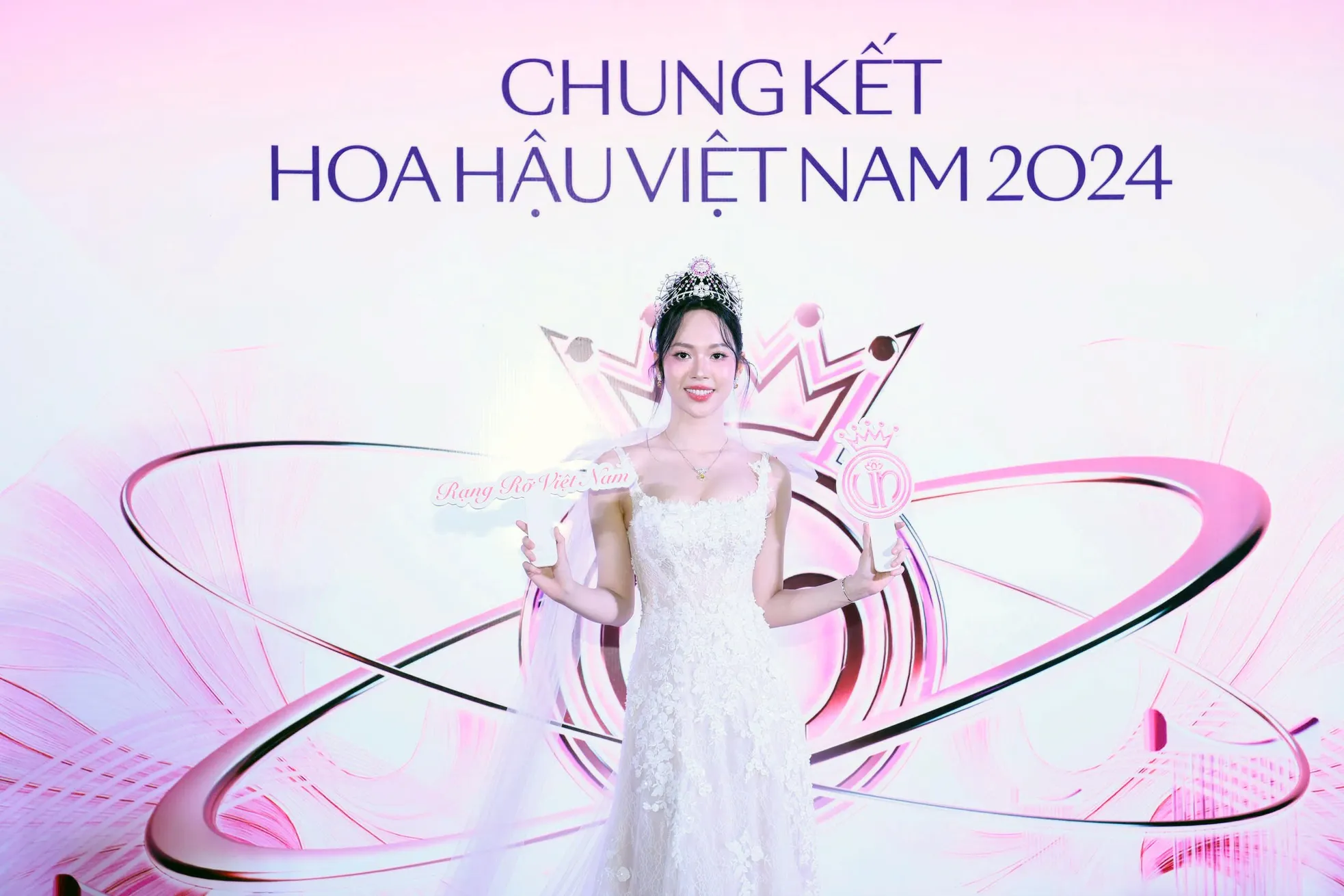 Hoa hậu Thanh Thúy đọ sắc hai á hậu trong ngày cuối niệm kỷ