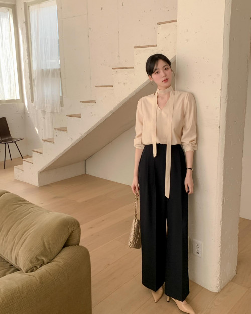 Áo blouse kết hợp với quần ống rộng