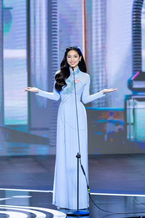 Châu Anh tại sự kiện trang trọng