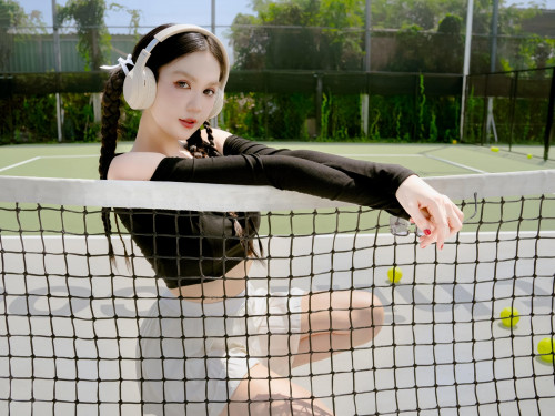 Hiền Hồ và Ngọc Trinh chơi pickleball: Ai hot hơn?
