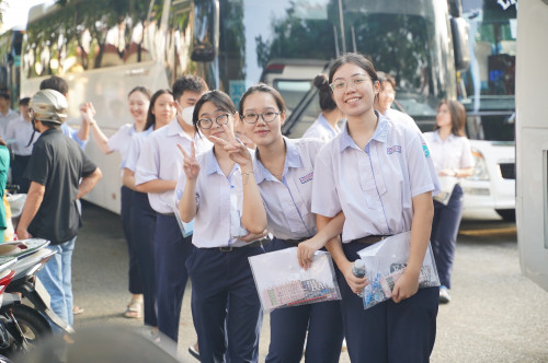 Thí sinh xúc động sau khi thi xong.
