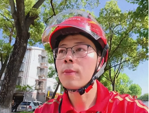 Nam MC truyền hình thất nghiệp làm shipper