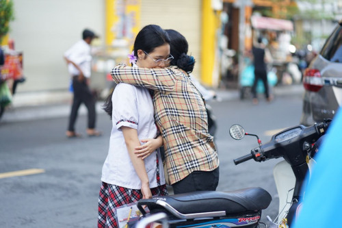 Thí sinh xúc động sau khi thi xong.