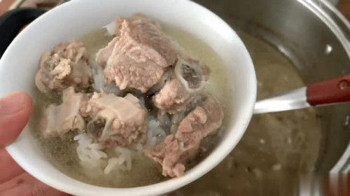 Chân xương trước hay hầm trực tiếp? Đầu bếp chuyên nghiệp chỉ cách nấu đúng, ngon lại giàu dinh dưỡng- Ảnh 1.