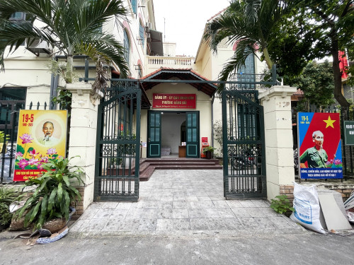 Biển mới tại trụ sở phường xã ở Hà Nội